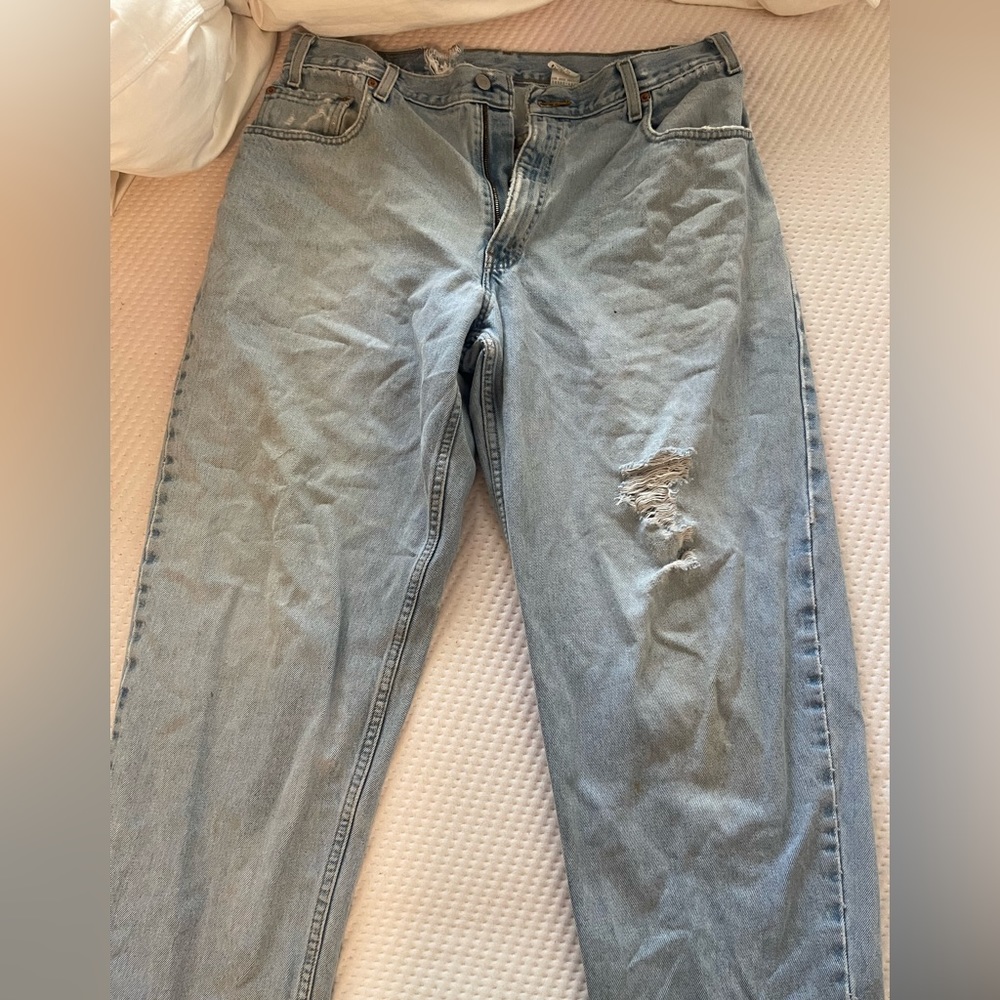 Distressed Levi 560 loose fit tapered leg